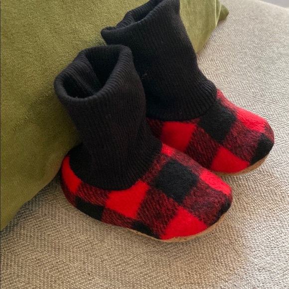 NWT 20 pair of Red & Black Plaid Kids Slippers 0-6 M & Grippy Feet Bottoms - Picture 13 of 13